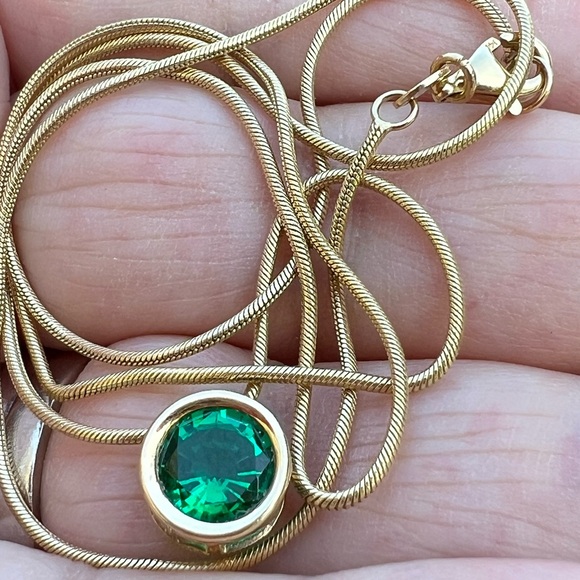 VINTAGE 14K YELLOW GOLD SYNTHETIC EMERALD SOLITAIRE PENDANT SNAKE CHAIN NECKLACE - Picture 4 of 16